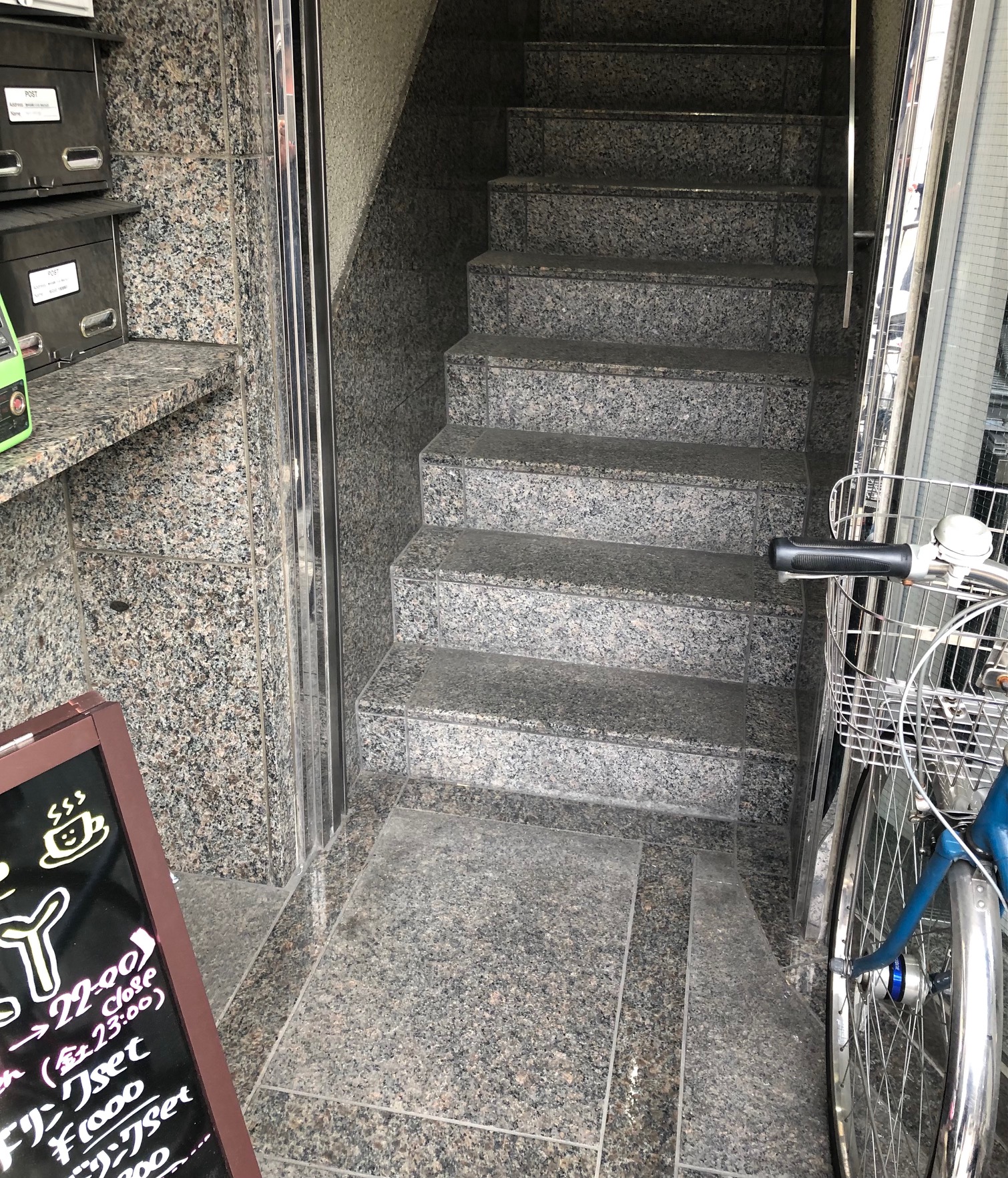 カラオケcafe SKY１階階段